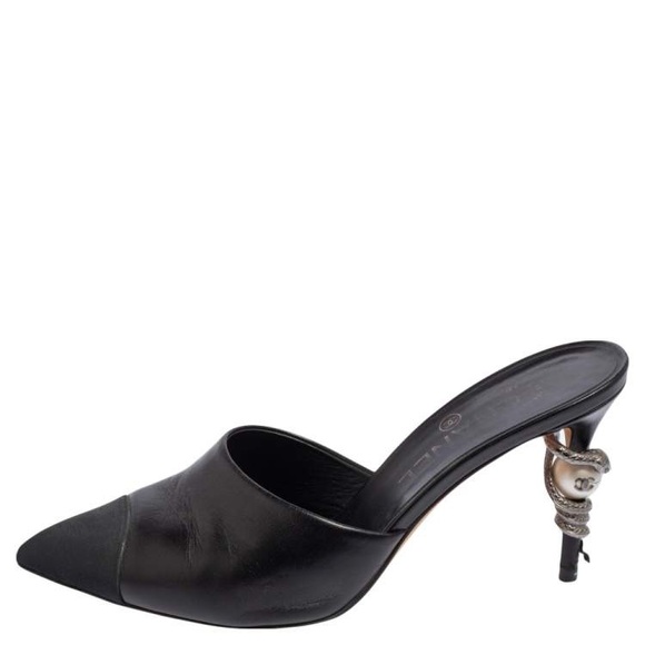 Chanel heels. LIGHTLY USED. - Picture 4 of 10